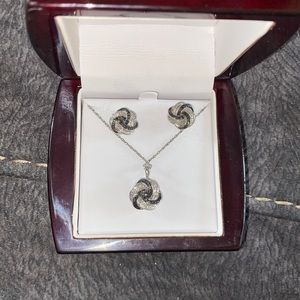 Beautiful necklace and earring set